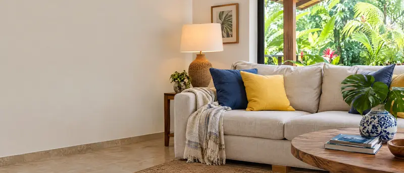 Sala y comedor acogedores con sillas, lámpara de pie y decoración en tonos neutros