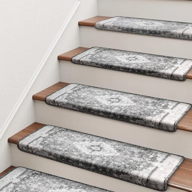 Juego de 14 Peldaños alfombrados antideslizantes para escaleras de madera con borde protector tipo bullnose. Reducen resbalones, protegen contra desgaste y son suaves, lavables y reutilizables., foto 1 de 6