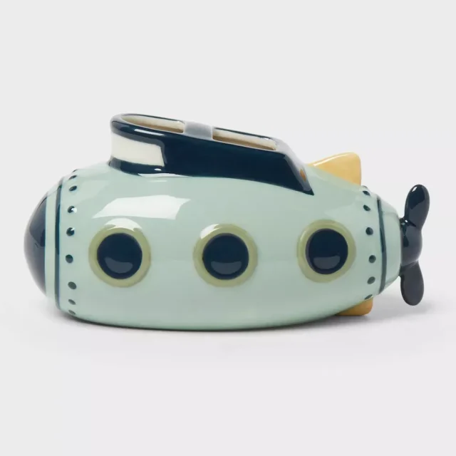Soporte de cerámica para cepillos de dientes infantiles con diseño de submarino en tonos verdes y azules, dos compartimentos para cepillos y bastoncillos, de la marca Pillowfort para el baño, foto 1 de 3