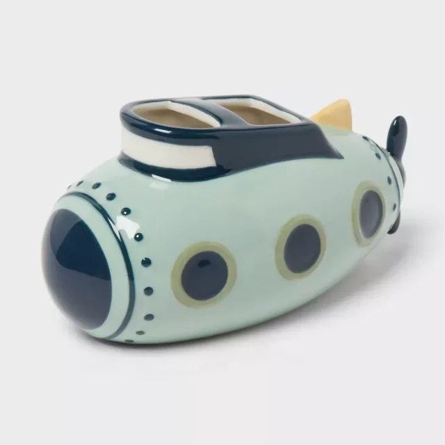 Soporte de cerámica para cepillos de dientes infantiles con diseño de submarino en tonos verdes y azules, dos compartimentos para cepillos y bastoncillos, de la marca Pillowfort para el baño, foto 2 de 3