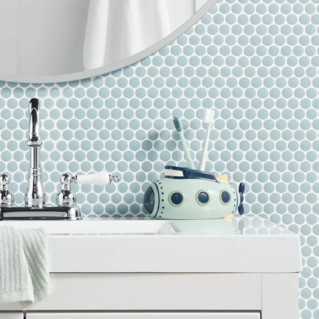Soporte de cerámica para cepillos de dientes infantiles con diseño de submarino en tonos verdes y azules, dos compartimentos para cepillos y bastoncillos, de la marca Pillowfort para el baño, foto 3 de 3