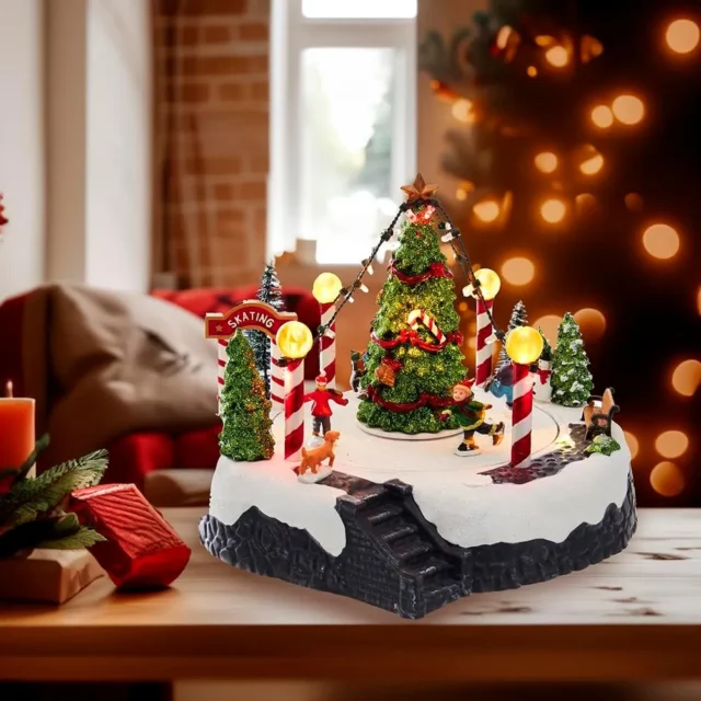 Villa navideña decorativa con árbol iluminado, pista de patinaje y figuras. Ideal para decorar mesas, repisas o espacios navideños., foto 3 de 3
