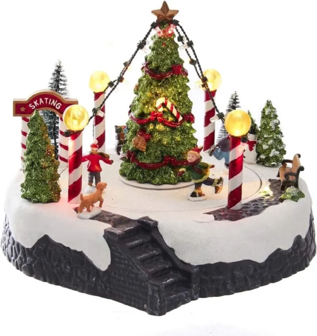 Villa navideña decorativa con árbol iluminado, pista de patinaje y figuras. Ideal para decorar mesas, repisas o espacios navideños., foto 2 de 3