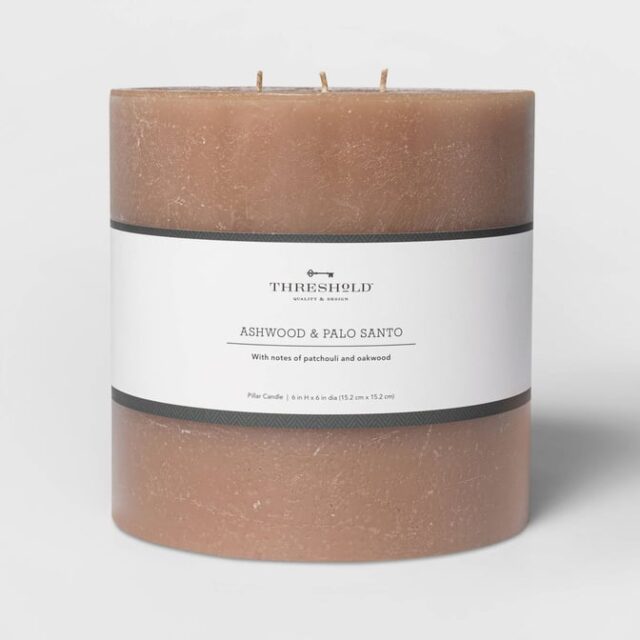 Vela aromática de tres mechas Threshold de 15 x 15 cm, fragancia de fresno y palo santo con notas de pachulí y sándalo, color beige, unas 95 horas de duración para decorar y perfumar el hogar, foto 3 de 3
