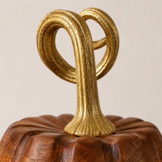 Calabaza decorativa de madera natural sólida con tallo metálico dorado de 30 cm de alto y 1.62 kg, pieza de decoración para sala, cocina, comedor, oficina o recibidor con estilo otoñal o moderno, foto 2 de 3