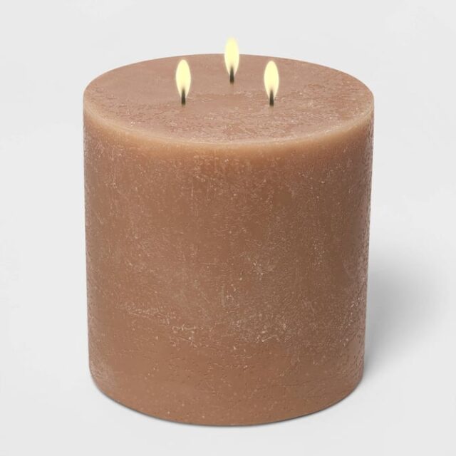 Vela aromática de tres mechas Threshold de 15 x 15 cm, fragancia de fresno y palo santo con notas de pachulí y sándalo, color beige, unas 95 horas de duración para decorar y perfumar el hogar, foto 2 de 3