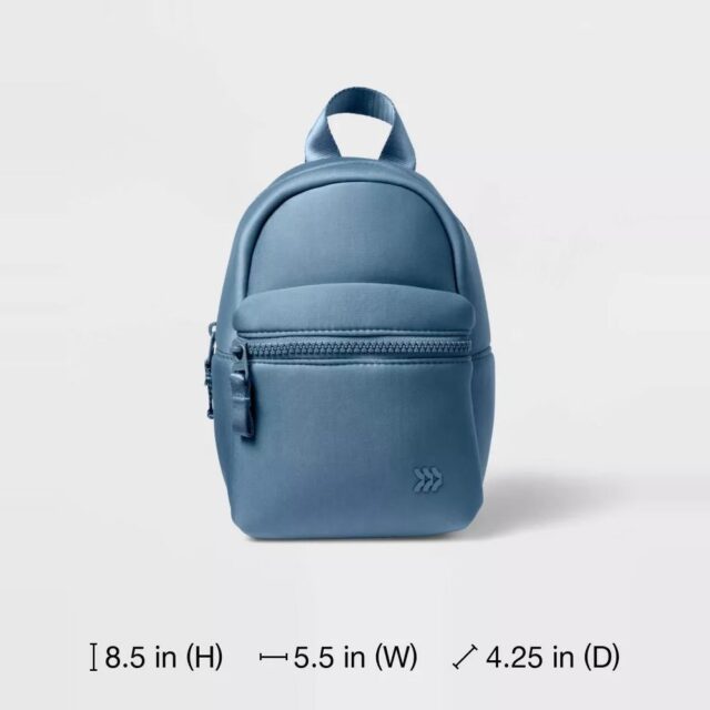 Mini mochila de neopreno All In Motion azul marino empolvado de 4 litros de capacidad, con bolsillo frontal con cremallera, correas ajustables y repelente al agua, para viajes y uso diario, foto 2 de 6