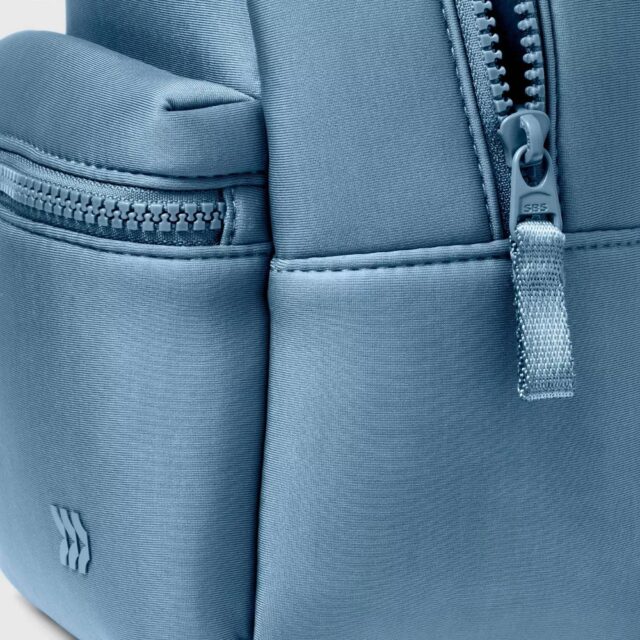 Mini mochila de neopreno All In Motion azul marino empolvado de 4 litros de capacidad, con bolsillo frontal con cremallera, correas ajustables y repelente al agua, para viajes y uso diario, foto 3 de 6
