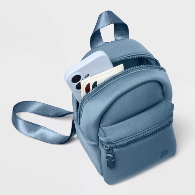 Mini mochila de neopreno All In Motion azul marino empolvado de 4 litros de capacidad, con bolsillo frontal con cremallera, correas ajustables y repelente al agua, para viajes y uso diario, foto 4 de 6