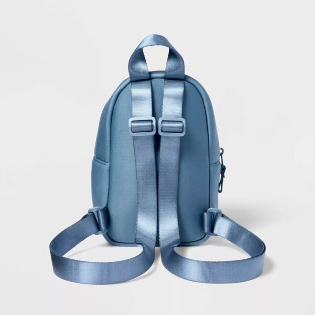 Mini mochila de neopreno All In Motion azul marino empolvado de 4 litros de capacidad, con bolsillo frontal con cremallera, correas ajustables y repelente al agua, para viajes y uso diario, foto 5 de 6