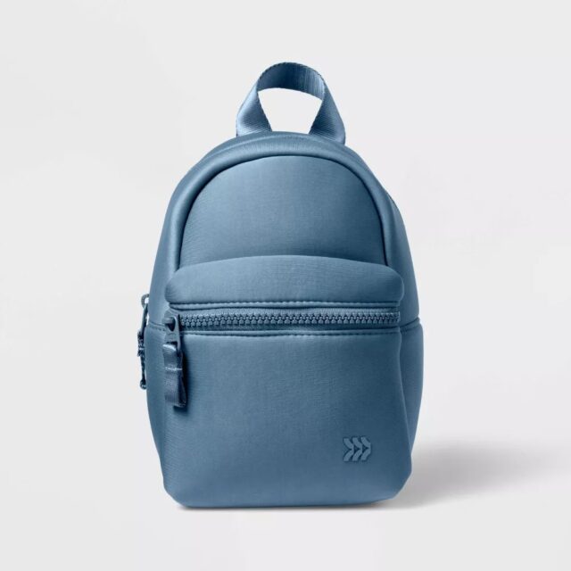 Mini mochila de neopreno All In Motion azul marino empolvado de 4 litros de capacidad, con bolsillo frontal con cremallera, correas ajustables y repelente al agua, para viajes y uso diario, foto 6 de 6