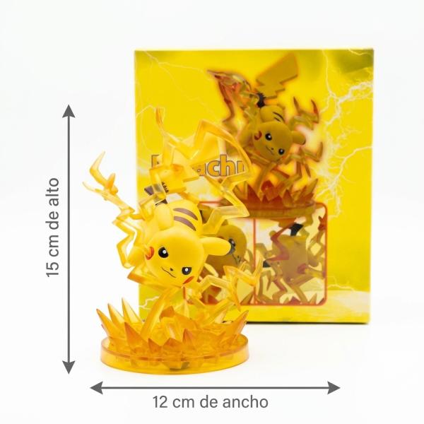 Figura coleccionable de Pikachu Pokémon en amarillo con base transparente y efectos de rayos, medidas de 15 cm de alto por 12 cm de ancho, para decorar vitrina, escritorio o repisa de aficionados, foto 2 de 5