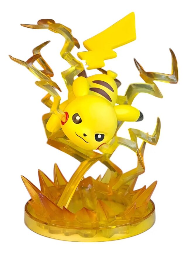 Figura coleccionable de Pikachu Pokémon en amarillo con base transparente y efectos de rayos, medidas de 15 cm de alto por 12 cm de ancho, para decorar vitrina, escritorio o repisa de aficionados, foto 1 de 5