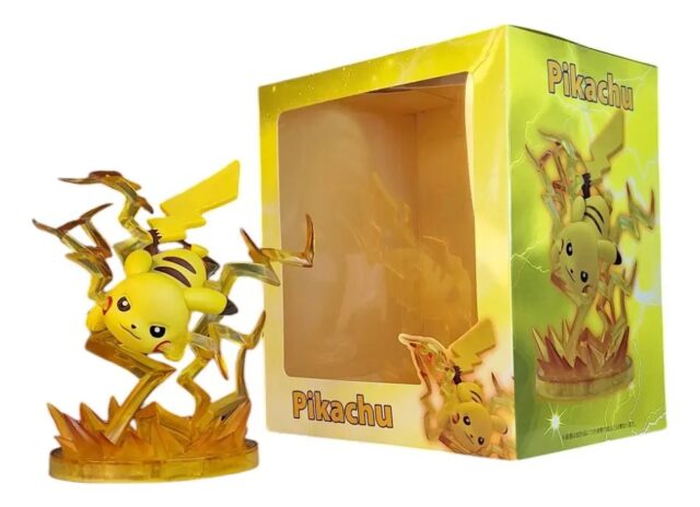 Figura coleccionable de Pikachu Pokémon en amarillo con base transparente y efectos de rayos, medidas de 15 cm de alto por 12 cm de ancho, para decorar vitrina, escritorio o repisa de aficionados, foto 3 de 5