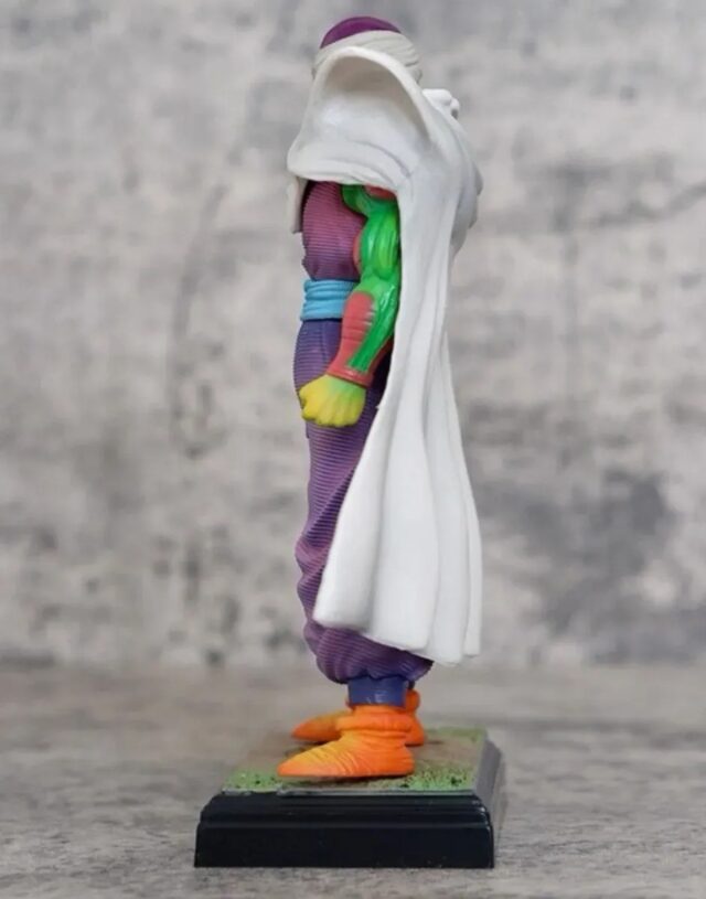 Coleccionable de Piccolo de Dragon Ball en figura de 16 cm de alto y 9 cm de ancho, con capa blanca, pantalón morado y base decorativa, ideal para fans del anime, vitrinas y regalos de colección, foto 5 de 7