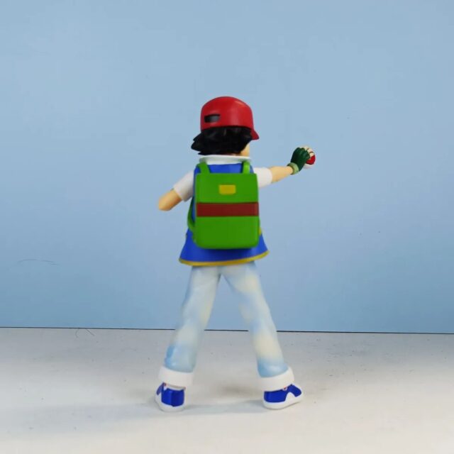 Figura de Ash de Pokémon con gorra roja y blanca, chaqueta azul con detalles verdes, pantalón claro y Poké Ball en la mano, de 14,5 cm de alto, para vitrina, escritorio o regalo a fans del anime, foto 3 de 7