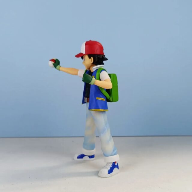 Figura de Ash de Pokémon con gorra roja y blanca, chaqueta azul con detalles verdes, pantalón claro y Poké Ball en la mano, de 14,5 cm de alto, para vitrina, escritorio o regalo a fans del anime, foto 4 de 7