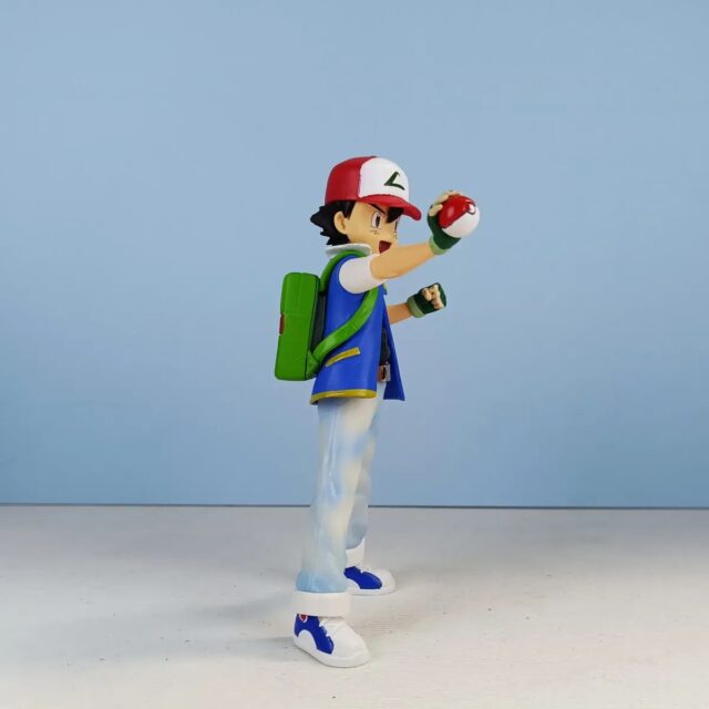 Figura de Ash de Pokémon con gorra roja y blanca, chaqueta azul con detalles verdes, pantalón claro y Poké Ball en la mano, de 14,5 cm de alto, para vitrina, escritorio o regalo a fans del anime, foto 5 de 7