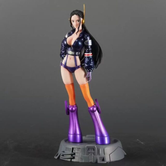 Figura de anime de Nico Robin de One Piece, de 26 cm de alto y 12 cm de ancho, con base gris, chaqueta azul marino, botas moradas y detalles en morado, perfecta para coleccionistas y fans del anime, foto 3 de 5