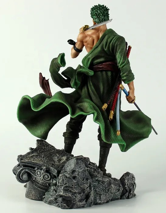 Figura coleccionable de Roronoa Zoro de la serie One Piece, en pose de combate con capa verde, faja roja y espadas, base de roca decorativa de 27 cm de alto, para vitrina o escritorio, foto 4 de 5