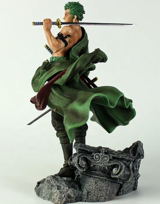 Figura coleccionable de Roronoa Zoro de la serie One Piece, en pose de combate con capa verde, faja roja y espadas, base de roca decorativa de 27 cm de alto, para vitrina o escritorio, foto 5 de 5