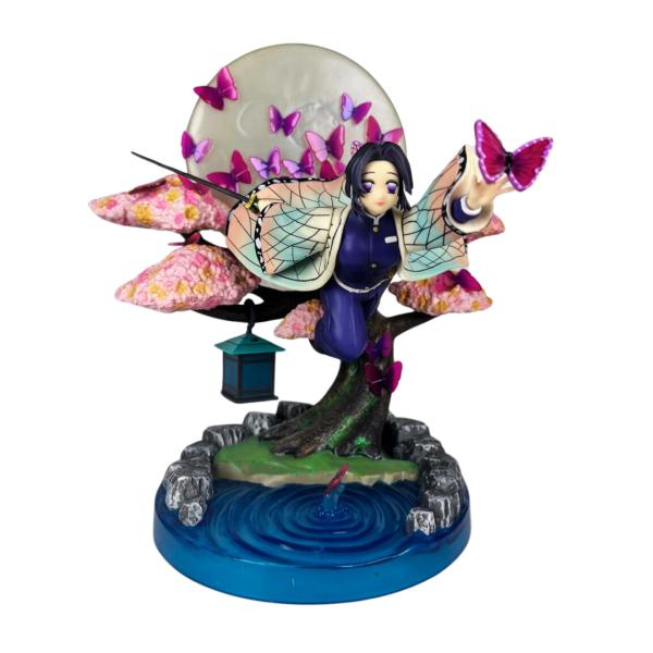 Figura de colección de Shinobu de Demon Slayer (Kimetsu no Yaiba) de PVC, 29 cm de alto y 27 cm de ancho, con árbol de cerezo rosa, luna, mariposas y linterna decorativa, presentada en caja, foto 1 de 10