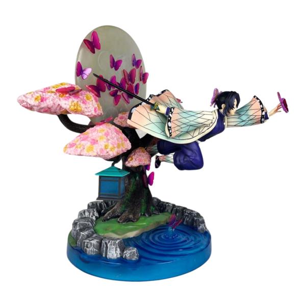 Figura de colección de Shinobu de Demon Slayer (Kimetsu no Yaiba) de PVC, 29 cm de alto y 27 cm de ancho, con árbol de cerezo rosa, luna, mariposas y linterna decorativa, presentada en caja, foto 3 de 10