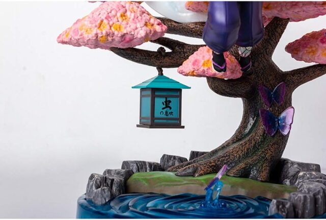 Figura de colección de Shinobu de Demon Slayer (Kimetsu no Yaiba) de PVC, 29 cm de alto y 27 cm de ancho, con árbol de cerezo rosa, luna, mariposas y linterna decorativa, presentada en caja, foto 4 de 10