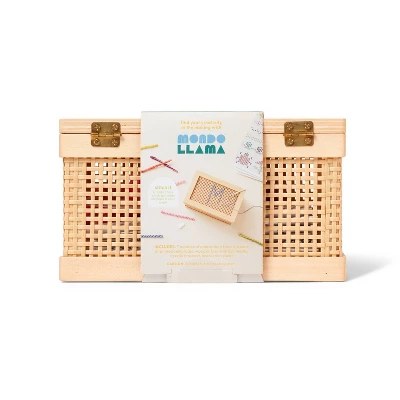 Kit de bordado para joyero de Mondo Llama con caja de madera marrón claro, tapa abatible, diseño calado tipo malla y siete paquetes de bordado para personalizar, para manualidades creativas de niños, foto 2 de 3