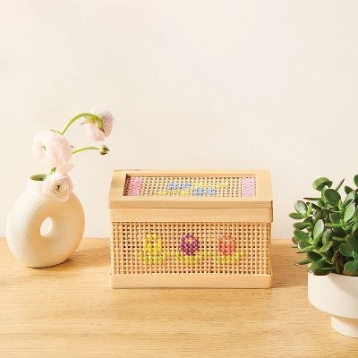Kit de bordado para joyero de Mondo Llama con caja de madera marrón claro, tapa abatible, diseño calado tipo malla y siete paquetes de bordado para personalizar, para manualidades creativas de niños, foto 1 de 3