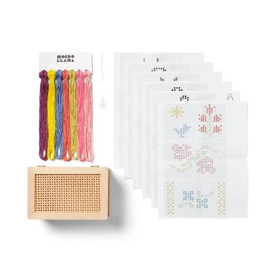 Kit de bordado para joyero de Mondo Llama con caja de madera marrón claro, tapa abatible, diseño calado tipo malla y siete paquetes de bordado para personalizar, para manualidades creativas de niños, foto 3 de 3