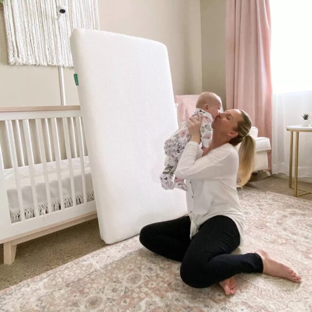 Colchón para cuna Newton Essential, lavable desde la funda hasta el núcleo, transpirable, hipoalergénico, con certificación GREENGUARD Gold y soporte de doble etapa para bebés y niños pequeños, foto 1 de 5