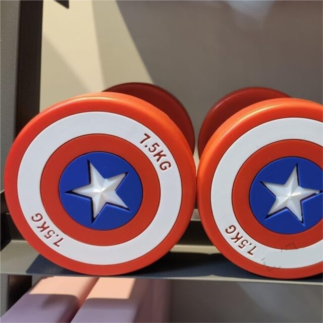Mancuerna Capitán América de acero para gimnasio, de 7.5 kg y con diseño de escudo, de 24.5 cm de largo por 12 cm de alto, para entrenar fuerza, brazos y hombros, en casa o en el gimnasio, foto 6 de 6