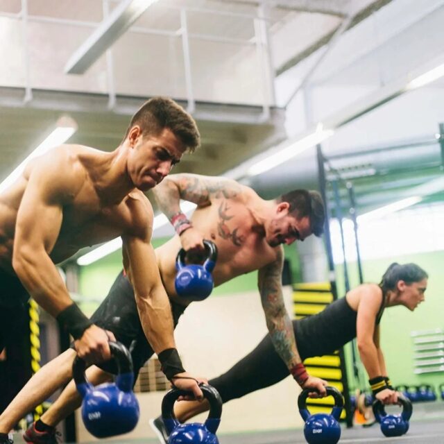 Pesa rusa de acero (kettlebell) en acabado negro brillante con asa para agarre, para ejercicios de fuerza, balanceos y acondicionamiento físico en casa o en el gimnasio, entrenamiento funcional, foto 4 de 7