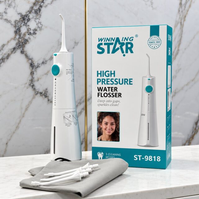Irrigador bucal inalámbrico y portátil con depósito de 300 ml, carga USB-C y cinco modos de presión (suave, normal, fuerte, pulso y masaje) para limpiar encías, ortodoncia y espacios entre dientes, foto 1 de 4