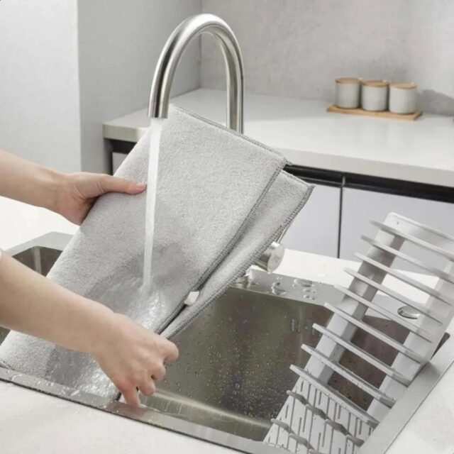 Escurridor de platos de plástico con capacidad para 10 platos, diseño compacto de un nivel, secavasos integrado y medidas de 38 x 30 x 6 cm, para secar y ordenar trastes en cualquier cocina, foto 4 de 4