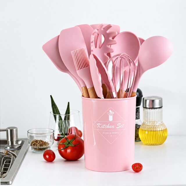 Set de utensilios de cocina de silicona de 12 piezas color rosado con mangos ergonómicos de madera y orificio para colgar, resistentes al calor, aptos para lavavajillas, para cocinar y barbacoa, foto 1 de 5