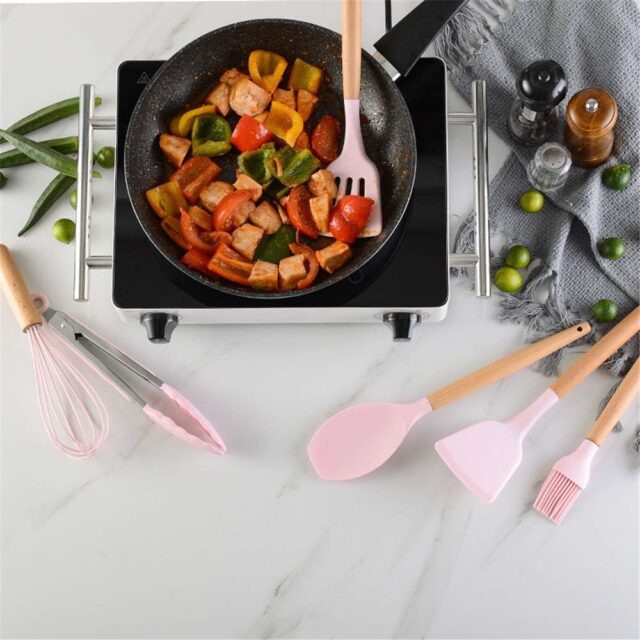 Set de utensilios de cocina de silicona de 12 piezas color rosado con mangos ergonómicos de madera y orificio para colgar, resistentes al calor, aptos para lavavajillas, para cocinar y barbacoa, foto 2 de 5