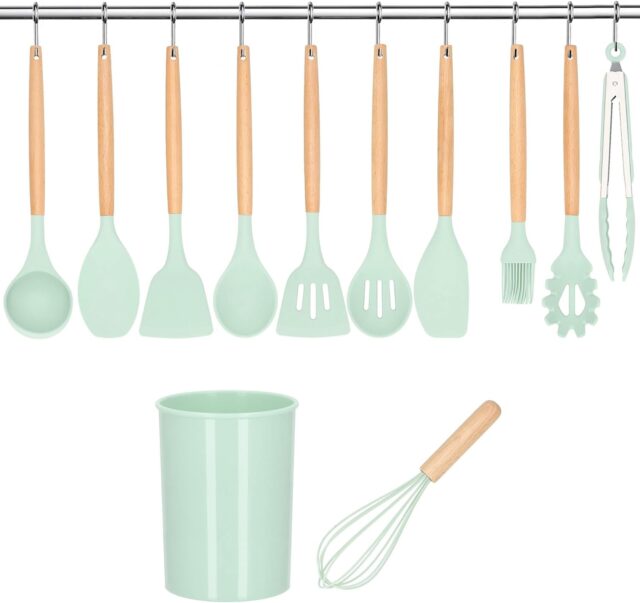 Set de 12 utensilios de cocina de silicona resistente al calor con mangos de madera de bambú, incluye recipiente para almacenamiento ordenado, color verde claro, protege sartenes y ollas de arañazos, foto 4 de 5