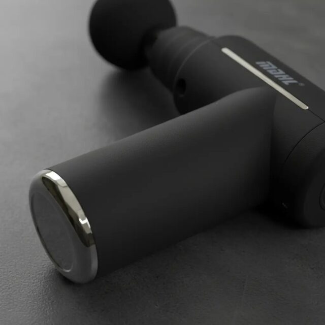 Pistola de masaje negra modelo 8127 con 6 cabezales intercambiables, velocidades ajustables, funcionamiento silencioso y batería recargable USB, para aliviar tensiones en espalda, piernas y cuello, foto 4 de 6