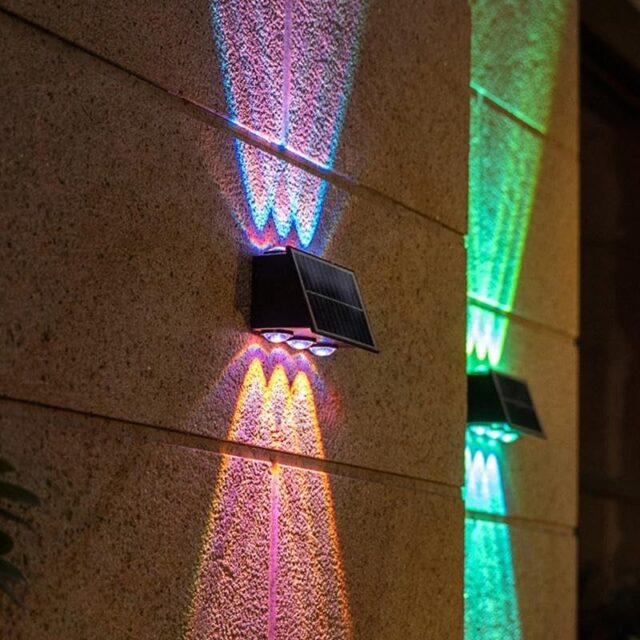 Lámpara solar de pared para exteriores negra con luz RGB y amarillo cálido 3000 K, doble haz hacia arriba y abajo, panel solar con encendido automático al anochecer, carcasa IP65 para lluvia y viento, foto 5 de 8