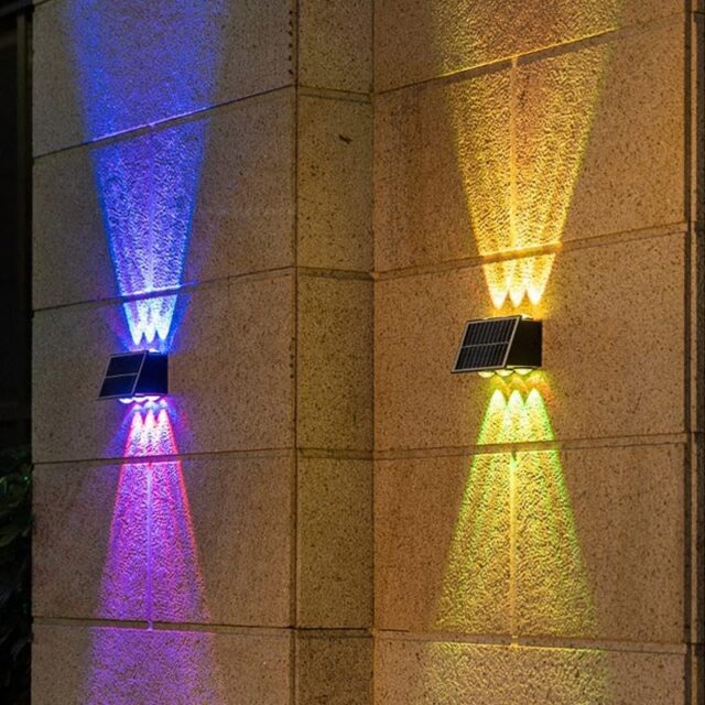 Lámpara solar de pared para exteriores negra con luz RGB y amarillo cálido 3000 K, doble haz hacia arriba y abajo, panel solar con encendido automático al anochecer, carcasa IP65 para lluvia y viento, foto 7 de 8