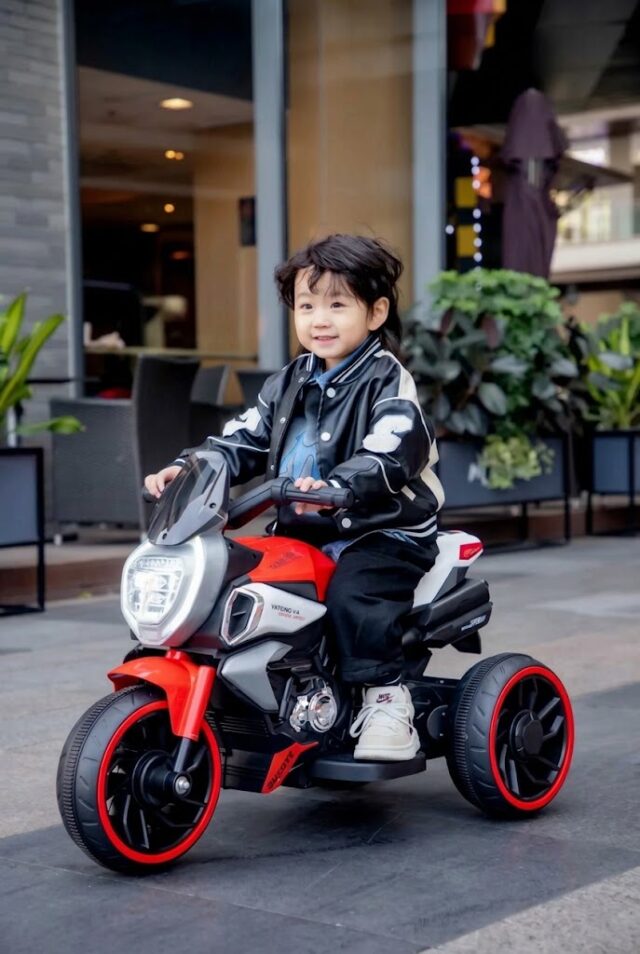 Motocicleta infantil eléctrico con velocidad máxima de 5 km/h y luces, edad mínima recomendada de 3 años, incluye baterías y cargador, juguete motorizado para que los niños se diviertan conduciendo, foto 1 de 6