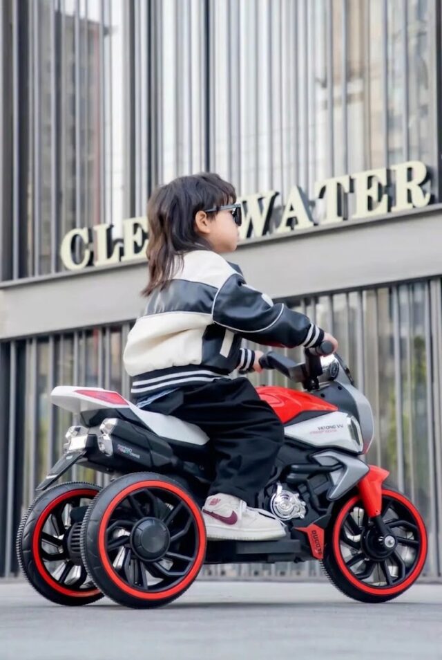 Motocicleta infantil eléctrico con velocidad máxima de 5 km/h y luces, edad mínima recomendada de 3 años, incluye baterías y cargador, juguete motorizado para que los niños se diviertan conduciendo, foto 3 de 6