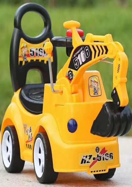 Carrito tipo excavadora para niños pequeños en amarillo y negro, con asiento, respaldo alto y manija para empujar, brazo con cucharón y ruedas de llanta blanca, para jugar en casa o en el patio, foto 2 de 5