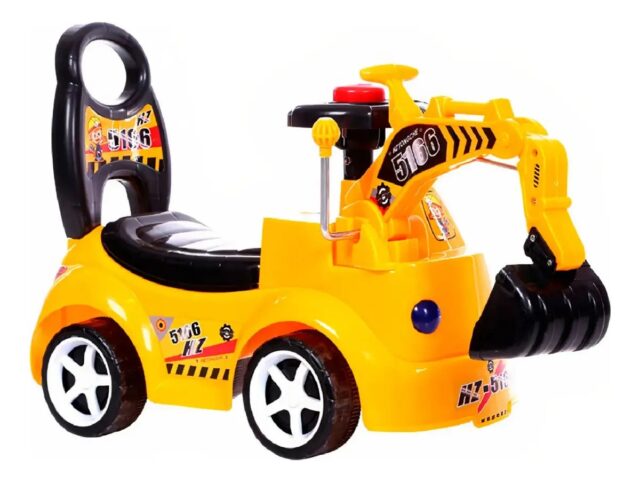 Carrito tipo excavadora para niños pequeños en amarillo y negro, con asiento, respaldo alto y manija para empujar, brazo con cucharón y ruedas de llanta blanca, para jugar en casa o en el patio, foto 3 de 5