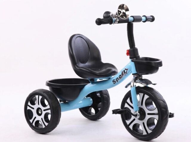 Triciclo infantil de color azul y asiento negro, con tres ruedas, dos canastas de almacenamiento, timbre, manubrio con agarres y pedales, ideal para niños pequeños que quieren aprender a pedalear, foto 1 de 6