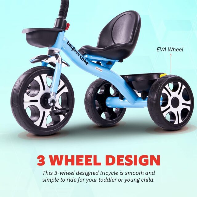 Triciclo infantil de color azul y asiento negro, con tres ruedas, dos canastas de almacenamiento, timbre, manubrio con agarres y pedales, ideal para niños pequeños que quieren aprender a pedalear, foto 5 de 6