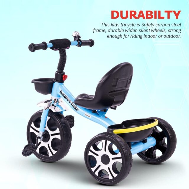 Triciclo infantil de color azul y asiento negro, con tres ruedas, dos canastas de almacenamiento, timbre, manubrio con agarres y pedales, ideal para niños pequeños que quieren aprender a pedalear, foto 6 de 6