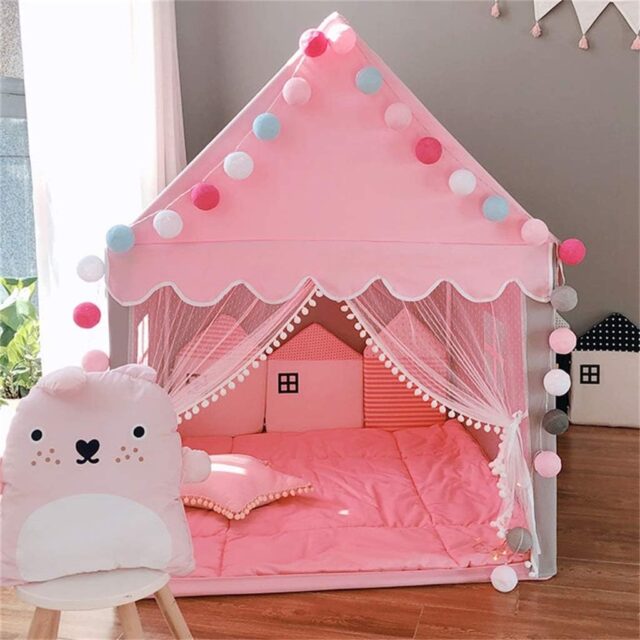 Tienda de campaña infantil para interior color rosada de poliéster con paredes de malla y adornos de pompones blancos, mide 77 cm de alto por 93 cm de ancho, para jugar en casa, foto 4 de 7